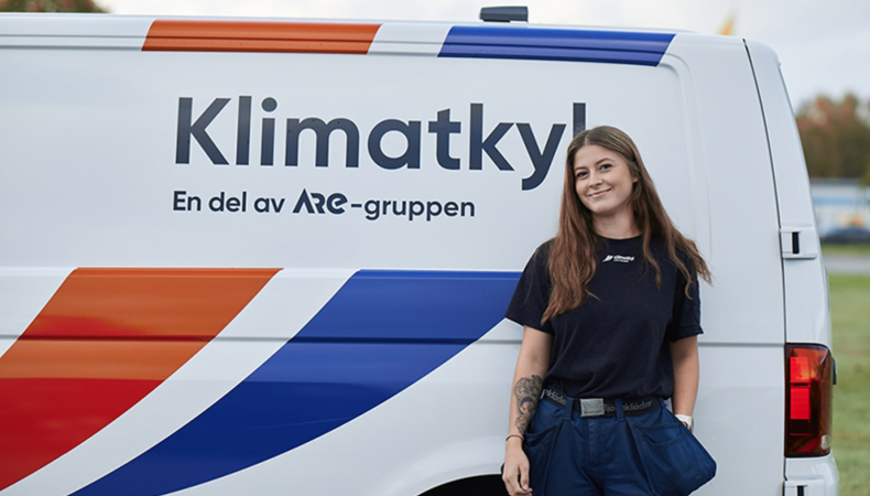 Bildtext: Julia Sörensen är nyanställd på ARE företaget Klimatkyl och berättar om vägen till ett annorlunda yrkesval som kyltekniker. 