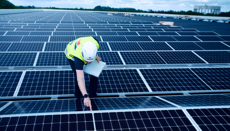 ARE-företaget Climat80 ser hur intresset för solceller bara växer och det finns pengar att spara för många företag. Foto: Areskoug Filmproduktion
