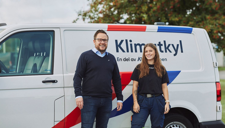 Bildtext: Jörgen Tern, avdelningschef på Klimatkyl, tillsammans med Julia Sörensen som är nyanställd. Julia valde kylteknik och har haft sina praktikperioder på Klimatkyl under utbildningen.